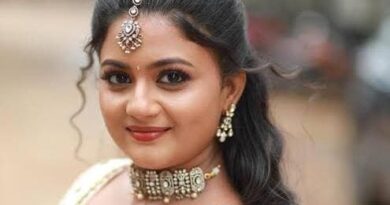 a Gomathi Priya with a jewelry on her head